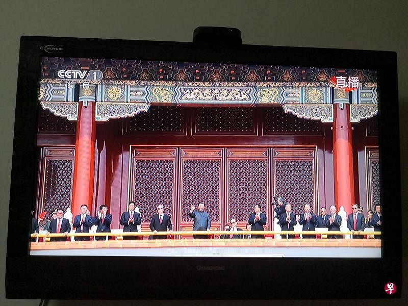 中共三代领导人在天安门城楼上观看阅兵式和群众游行。（直播截图）