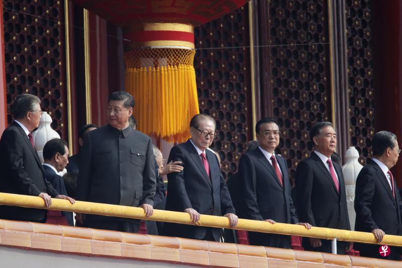 两名前任中共总书记江泽民（左三）与胡锦涛（左一）今早与至少12名退休政治局常委亮相天安门城楼，与现任中共总书记、中国国家主席习近平（左二）观看庆祝大会。左四为现任中国总理李克强、左五为中央政治局常委、中国政协主席汪洋。（路透社）