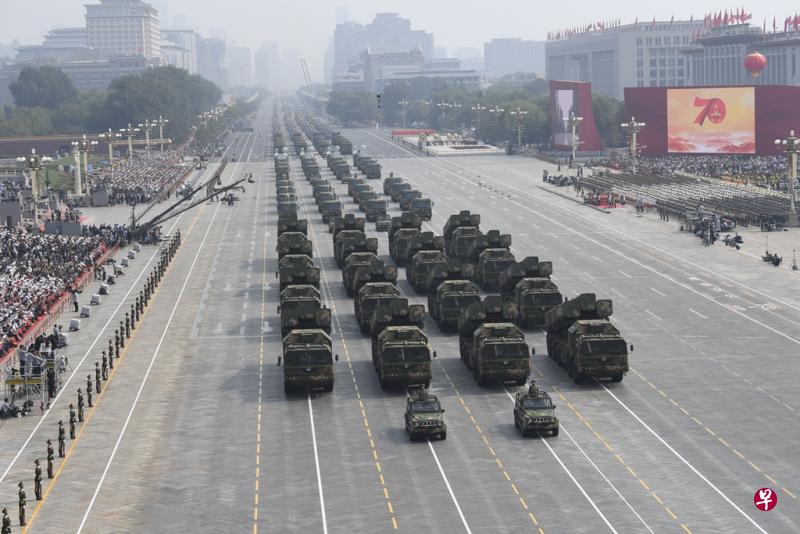 中国今早以规格空前盛大的阅兵式和群众游行庆祝中共建国70周年，图为受阅军事方阵。（新华社）