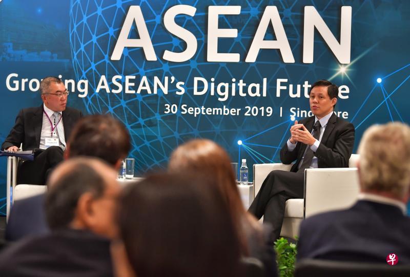 贸工部长陈振声（右）在“亚细安数码化”对话会上谈及国家选择分化或结合对接下来增长带来的影响。对话会由立杰律师事务所企业部门区域总管谢锦发（左）主持。（海峡时报）