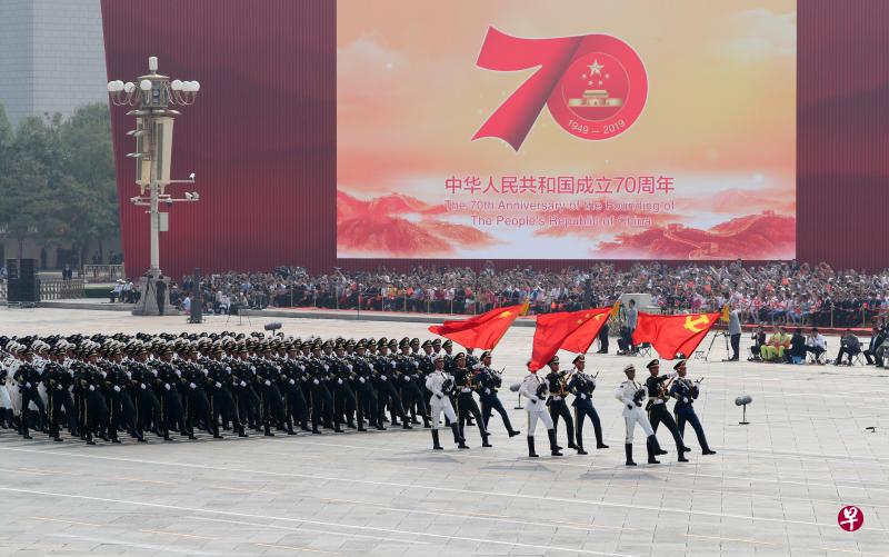中国国庆70周年大会在北京天安门广场举行。图为仪仗方队接受检阅。（新华社）