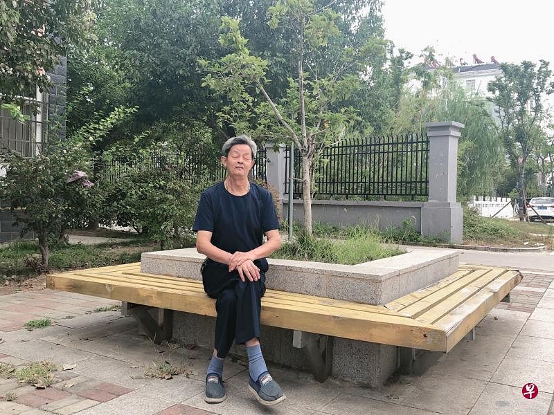 汤敬林在安徽凤阳县城钟楼小区里留影，他在2013年搬入这里的公租房。（受访者提供）