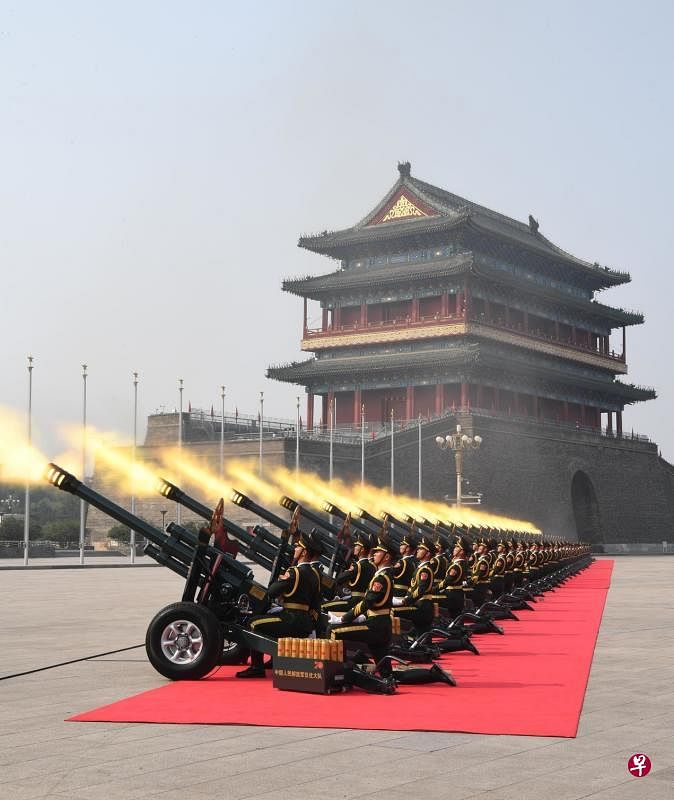 庆祝中华人民共和国成立70周年大会昨天在北京天安门广场隆重举行，上午10时许，礼炮鸣放70响致敬国家70华诞。（新华社）
