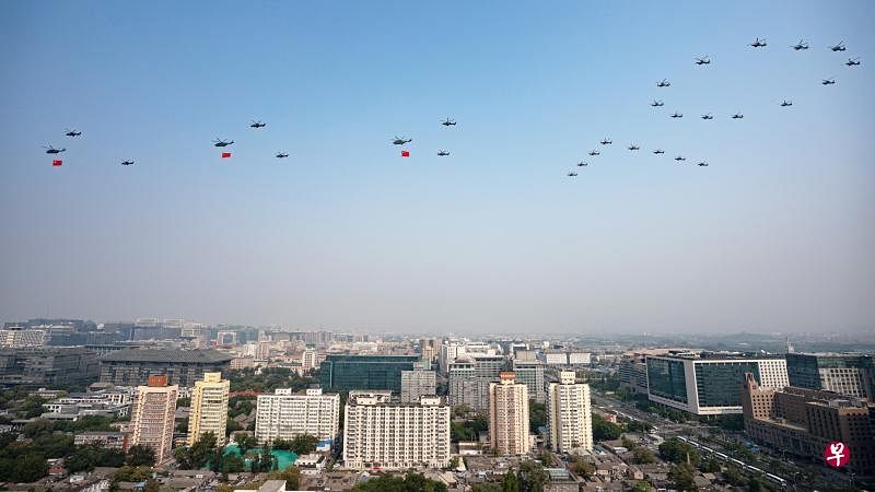 空中护旗梯队，排成“70”队形飞跃北京。（新华社）