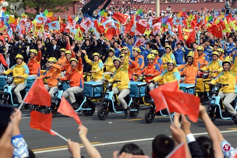 在阅兵过后的群众游行有约10万名群众参加，70组彩车与36个方阵，其中包括代表新职业、首次亮相的快递小哥 。（中新社）