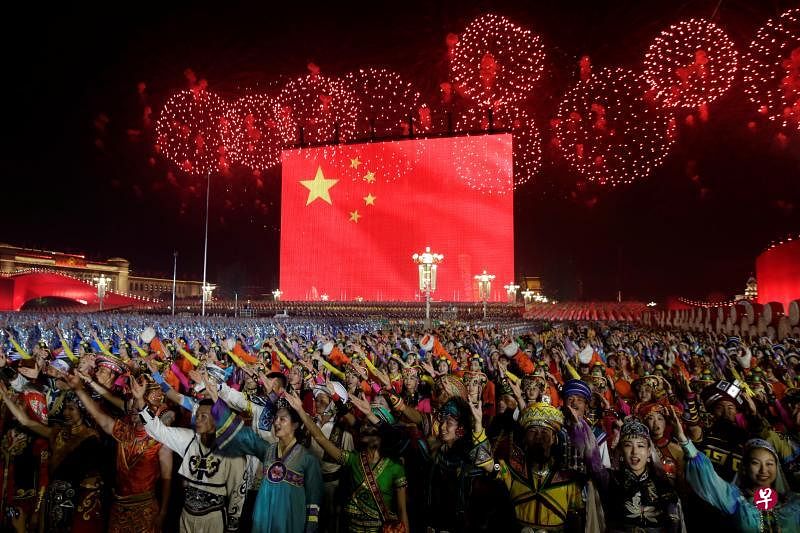 庆祝中华人民共和国成立70周年联欢活动昨晚举行，烟花表演照亮了北京天安门的夜空。（路透社）