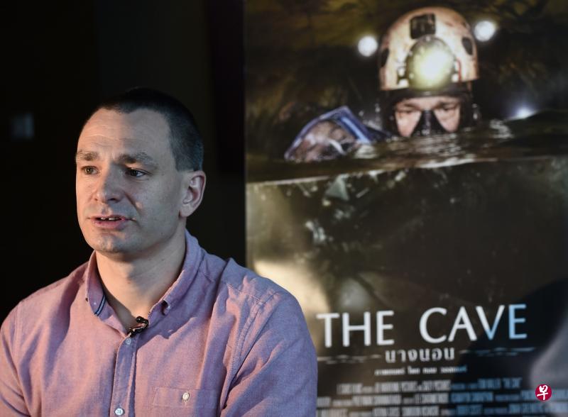 以去年泰国清莱“睡美人洞”救援行动为背景的电影《洞穴》（The Cave），邀请曾参与救援的多名救人英雄跨刀演出，包括来自比利时的潜水员瓦尼。（法新社）