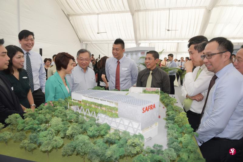 蔡厝港战备军人协会俱乐部星期四举行动土仪式，出席嘉宾包括教育部兼人力部高级政务次长刘燕玲（左四起）、卫生部长颜金勇、俱乐部发展委员会主席陈煜、国防部兼外交部高级政务部长孟理齐，以及马西岭—油池集选区议员任梓铭。（海峡时报） 