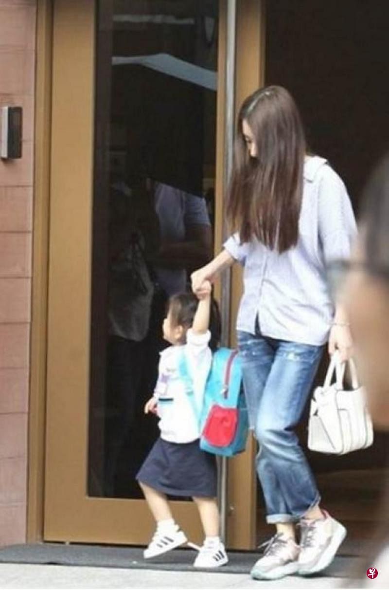 媒体拍到方媛送女儿上学。（互联网）