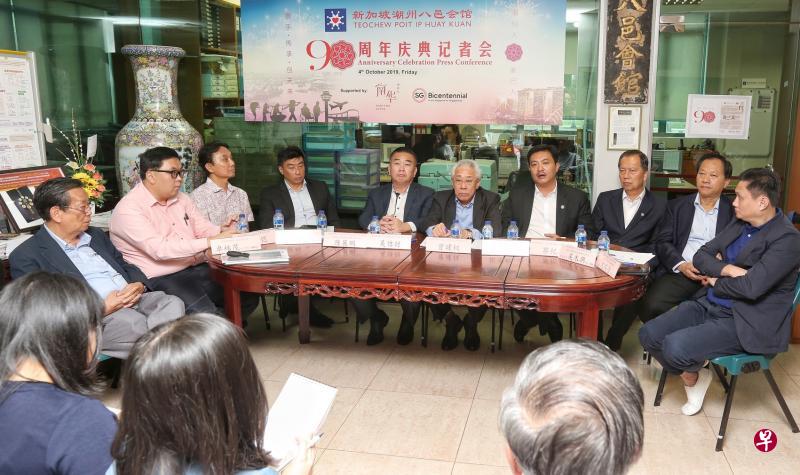 新加坡潮州八邑会馆昨天召开记者会，介绍90周年庆典活动。左起是八邑会馆总务卓林茂、文教组副主任苏章恺、董事洪振群、副会长陈展鹏、副会长吴佶财、会长曾建权、副会长兼筹委会主席张学彬、前会长蔡纪典、署理会长吴木兴和财政沈茂强。（特约陈福洲摄）