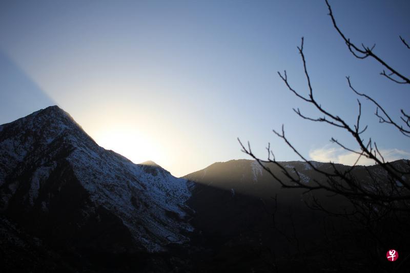 摩洛哥高阿特拉斯山，柏柏尔人的村庄依山而建。