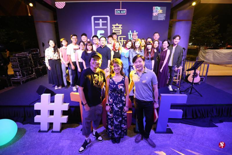 黄韵仁（前排左起）、小寒、林倛玉跟齐天音乐的学员们合影。