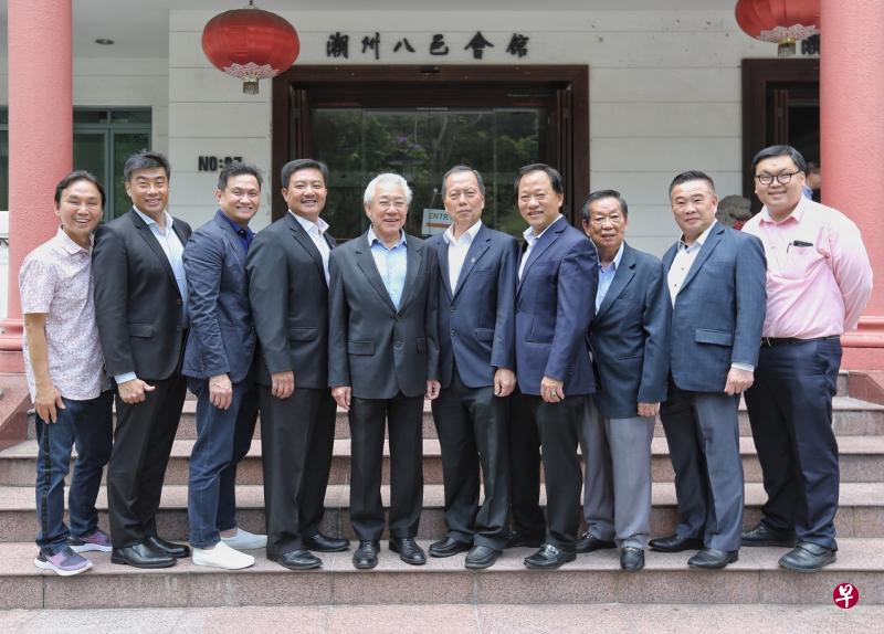 新加坡潮州八邑会馆走进社区办90周年庆，以促进各潮社团体的乡情。左起是八邑会馆董事洪振群、副会长兼青年团团长陈展鹏、财政沈茂强、副会长兼筹委会主席张学彬、会长曾建权、前会长蔡纪典、署理会长吴木兴、总务卓林茂、副会长吴佶财和文教组副主任苏章恺。（特约陈福洲摄）