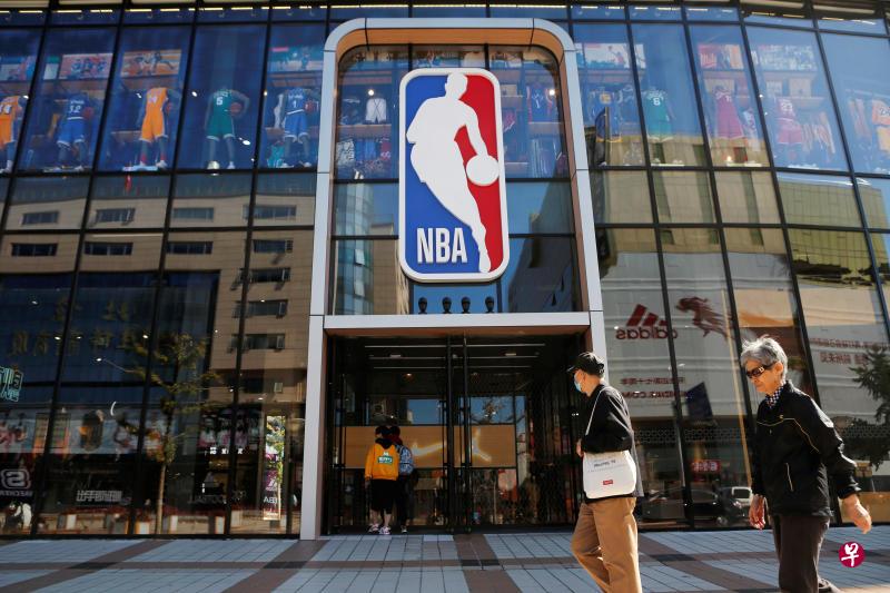 中国央视体育频道今天（8日）发表声明 ，立即暂停NBA赛事转播安排。图为北京王府井购物街的NBA旗舰店。（路透社）