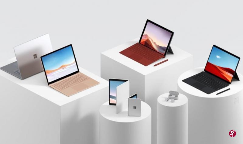 微软发布Surface系列笔记本新品，其中包括折叠屏幕手机Surface Duo（最前方）。（厂商提供）