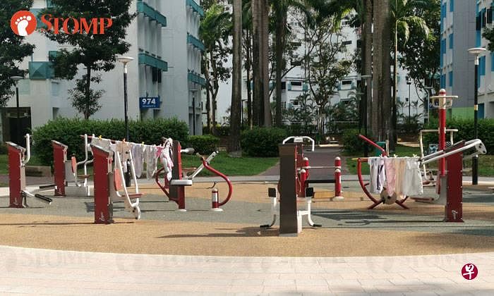 后港居民在健身角落晾衣。（Stomp） 