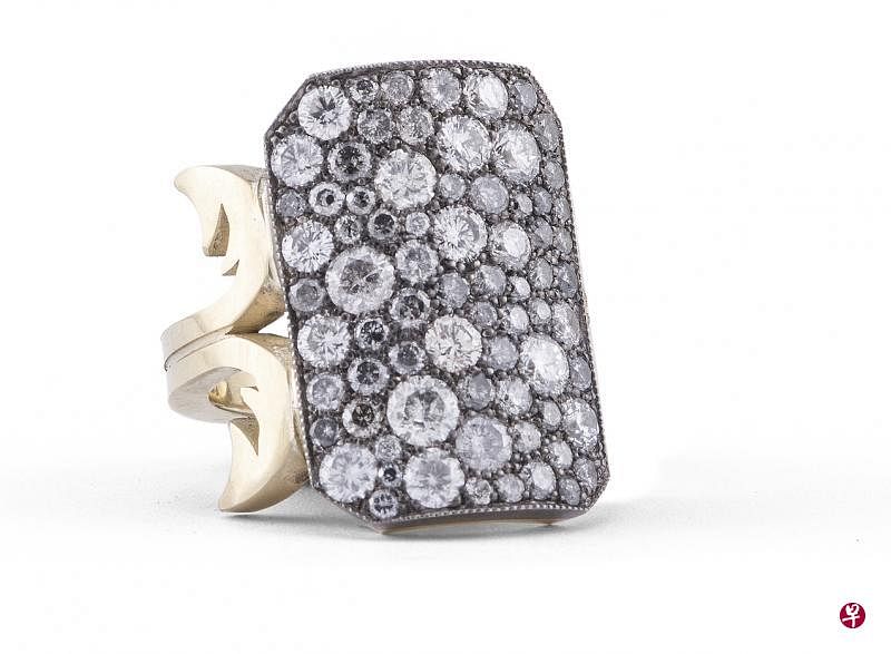 Sylva &amp; Cie（美国）Sylva Yepremian生于黎巴嫩，成长于巴黎，从小就跟随在卡地亚（Cartier）当珠宝工匠的父亲学艺，最终自成一格。她制作的每件首饰都独一无二，有和自然对应的不对称性。（Jeweluxe提供）