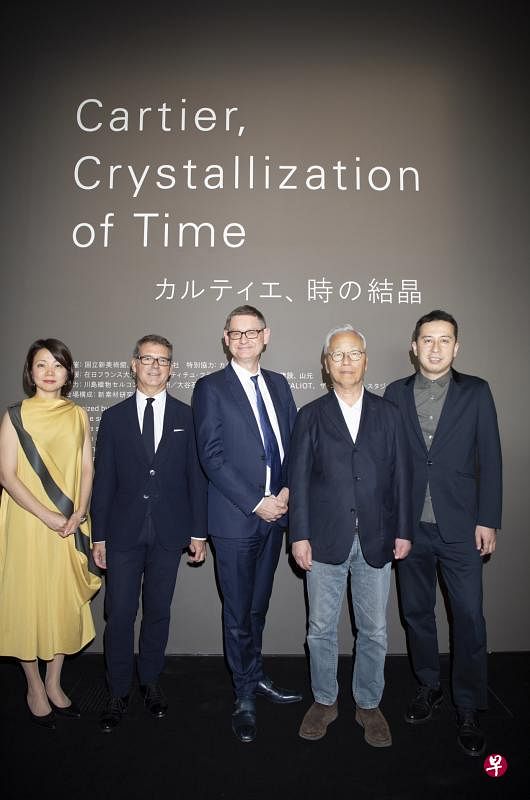 （左起）东京国立新美术馆策展人Yayoi Motohashi、卡地亚形象风格及传承总监皮埃尔·雷诺、卡地亚环球总裁思礼乐（Cyrille Vigneron）、策展人杉本博司，以及新素材研究所的榊田伦之（Tomoyuki Sakakida）出席“时之结晶”大展开幕式。（商家提供）