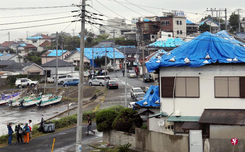 日本千叶县的馆山市上月刚遭受台风“法茜”席卷，多个房屋的屋顶受损须用帆布铺盖，本周末登陆的超强台风“海尔思”预料又会对该县造成更多破坏。（法新社） 