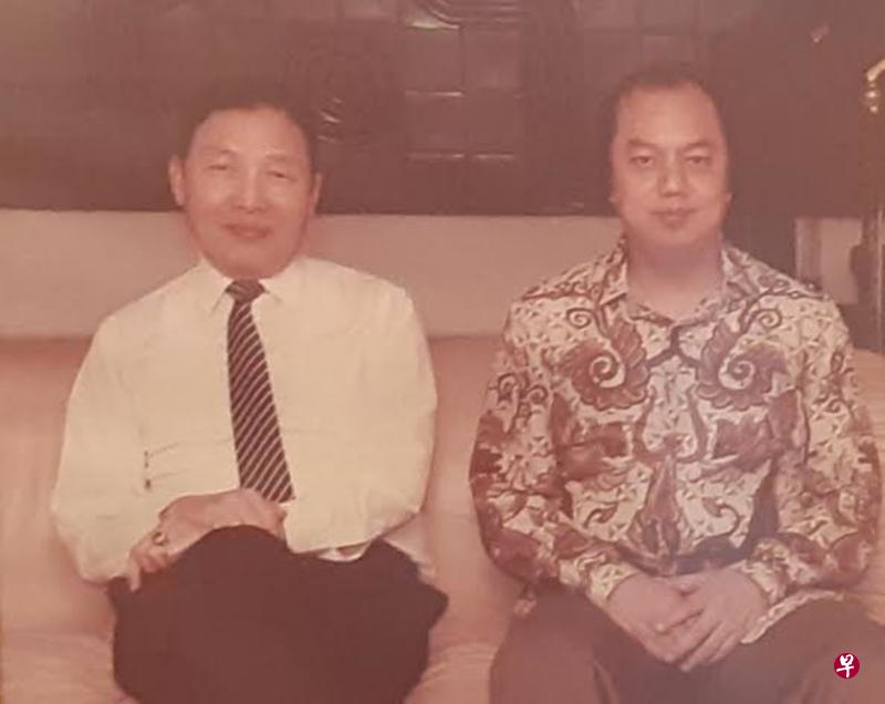 李文正（左）和翁俊民翁婿俩惺惺相惜，李文正认为翁俊民从事银行业是受他影响，不是得到他帮忙；翁俊民则认为岳父眼光长远，头脑机智。（档案照片）