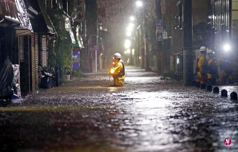 日本东京长时间的滂沱大雨导致很多地方严重积水，消防员昨夜还在灾区巡查。当局共派出1万7000名自卫队员到发生洪涝的地区救人。风灾已造成至少两人死亡，六人失联，78人受伤；至少21万户断电。（路透社）