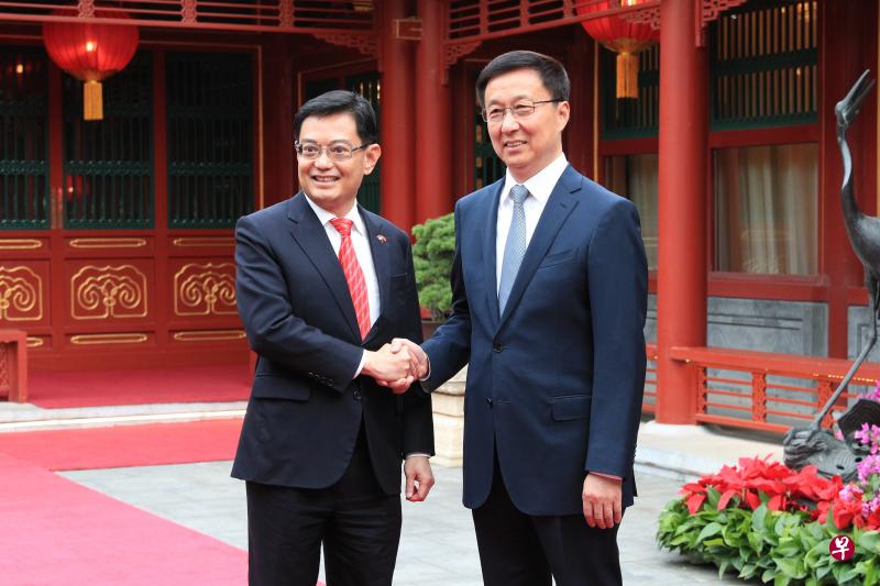 新加坡副总理兼财政部长王瑞杰（左）今年5月22日访华时在北京钓鱼台国宾馆与中国副总理韩正会面。（档案照）
