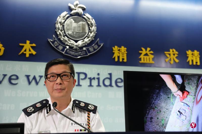 警务处副处长（行动）邓炳强昨天在记者会上，展示土制炸弹图片。（香港中通社）