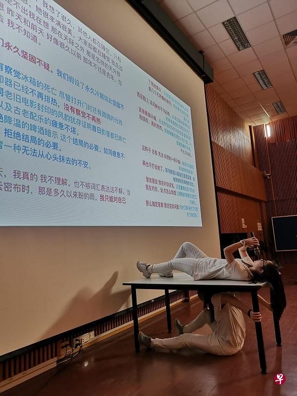 砸诗烩表演者精彩的演绎 《冰箱之死》。（主办方提供）