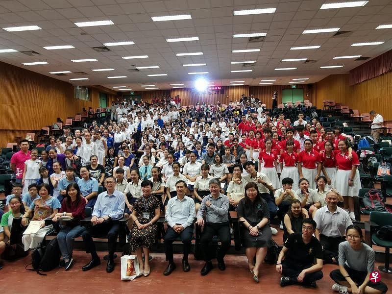 参加华文文学营师生全体大合照。（主办方提供）