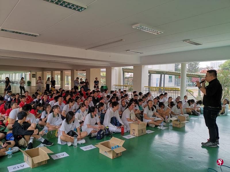 学生准备进入“密室逃脱”。（主办方提供）