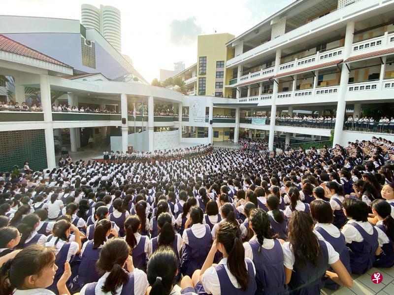 莱佛士女中师生前天举行了安德逊路校舍的最后一场升旗礼。（莱佛士女中提供）