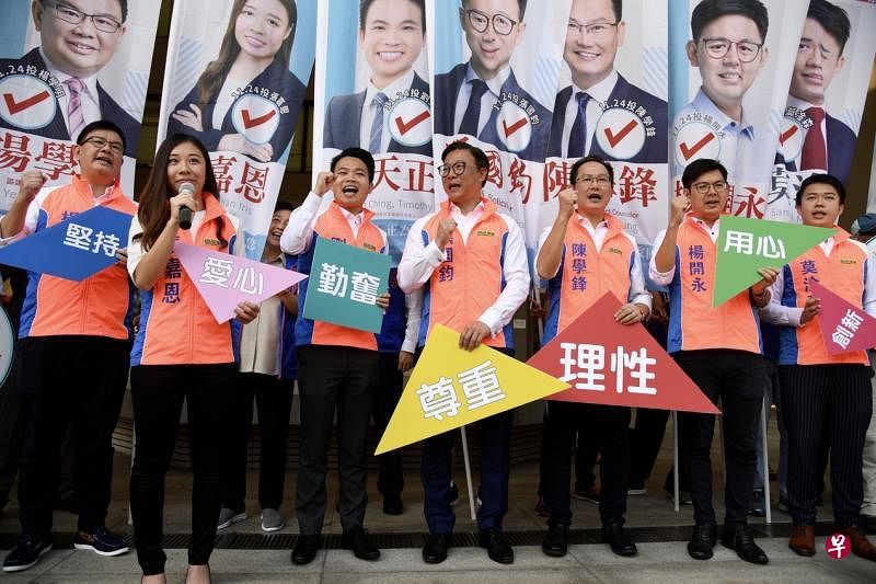 10月4日，民建联在提名日造势活动上不忘拜票。（中通社）