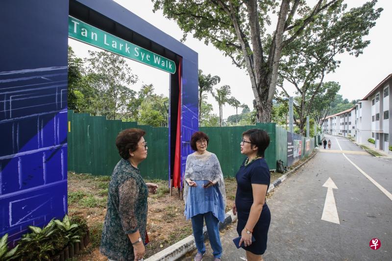 位于南洋理工大学华裔馆和南大湖附近一条名为“南洋谷”的道路改名为“陈六使径”。图为前南洋大学校友（左起）彭丽儿、李元瑾博士，以及南大拉惹勒南国际关系学院校友潘佩佩昨天参观刚装置的“陈六使径”路牌。