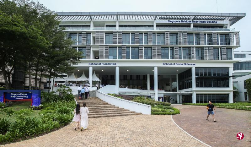南洋理工大学昨天正式将人文学院大楼命名为“新加坡福建会馆楼”，肯定福建会馆对文教事业的贡献。（梁伟康摄）