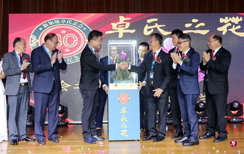 卓氏总会之花“卓云秀兰”前晚在千余名国内外宗亲和来宾面前首次亮相命名。参与命名仪式的包括总会总务兼云龙院主席卓新川（前排左起）、新加坡宗乡总会会长陈奕福、交通部兼文化、社区及青年部高级政务次长马炎庆、卓氏总会执行委员会主席卓福源、第一副主席兼庆典委员会主席卓潮来、荣誉主席卓美容，以及第二副主席兼长秀馆主席卓宝兴。（谢智扬摄）
