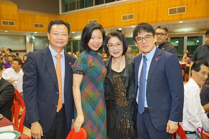 九龙会会长陈文平（左起）、沈颖、李司棋、九龙会永久荣誉会长小川舒。（Dynax Yiu提供）