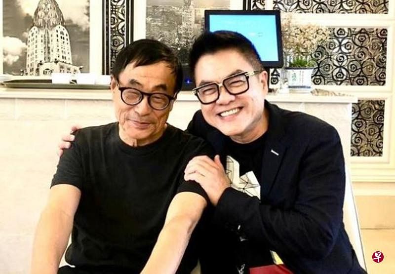 新加坡演艺协会会长，也是本地慈善歌王的张仰兴昨天向刘家昌正式拜师学艺。（受访者提供）