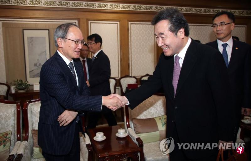 10月22日，韩国总理李洛渊（右）启程访问日本，与前来送行的日本驻韩大使长岭安政握手。（韩联社） 