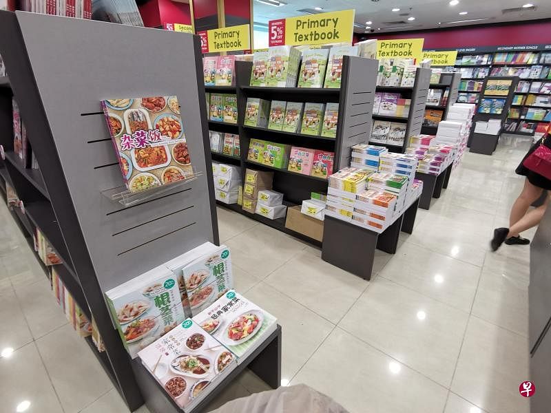 在本地拥有76家书店的大众书局，准备只在其中八家分店售卖“全方位”的华文书，旗下46家学校书店继续以售卖文具和课本为主，其余22家商场分店的华文书籍，将只有食谱、练习册和教材。（档案照）