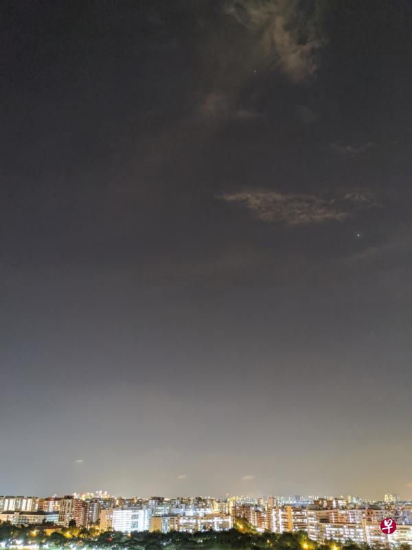 虽然本地光害严重，天文摄影模式还是能清楚显示夜空云层和微星轮廓。（杨全龙）