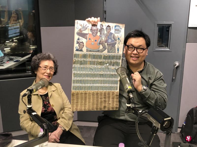 王沙太太（左）和苏章恺做客电台96.3好FM。苏章恺带了一大箱的珍藏，当中包括印有王沙肖像的“抽抽乐”（Tikam）游戏板。（王英敏摄）