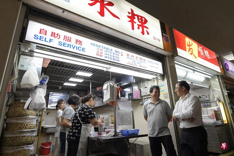 职总平价集团日后可通过570多个营业据点为顾客提供更多便利，包括超市、小贩中心、食阁、咖啡店、药房和便利店等。图为Kopitiam集团在勿洛巴士转换站经营的小贩中心。（海峡时报） 
