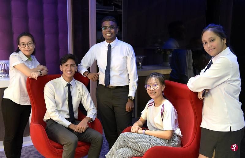 五名进入即兴演讲决赛的参赛者，（左起）陈詠欣、阿里夫（Areef Bin Sidek）、雷叶里沙南（Rayyerishanan）、胡雅仪、诺沙拉吉汉（Nur Farahjihan）在抽到贴近生活的题目后，必须临场发挥，以正确英语阐述自己的想法。（特约林新泰摄）