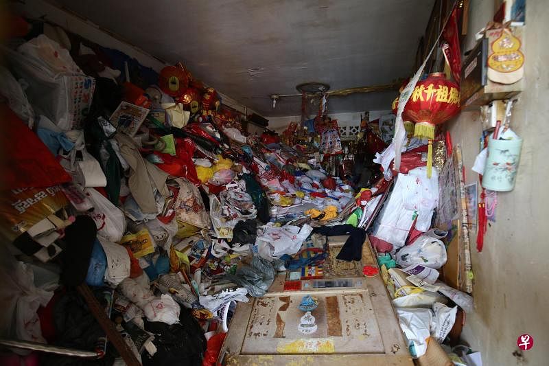 上个月，一名68岁的男子不幸死在一间杂物堆至屋顶的组屋里，工作人员花了两个小时清除杂物，才得以腾出空间把遗体移出屋外。（档案照片）