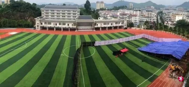 ▲杜少平因工程质量纠纷杀人并埋尸于学校操场之下。图为涉案校园操场。（互联网）