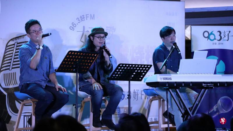 左图：本地组合梦FM献唱多首经典歌曲。