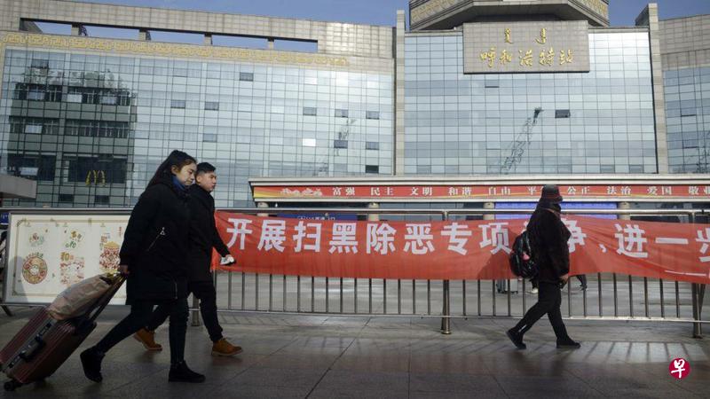 ▲从一线城市到乡镇街头，中国各地都可看到“开展扫黑除恶专项斗争”的标语。（互联网）
