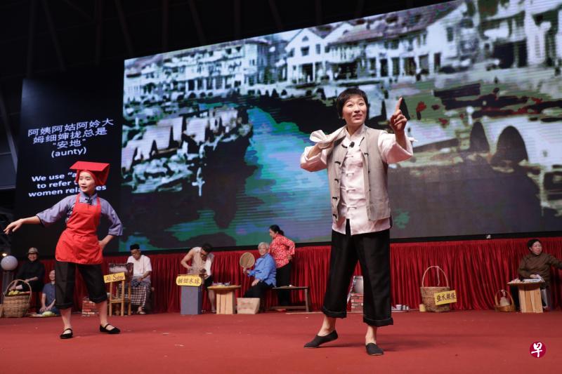 庆典紧扣潮人文化，邀请了南华潮剧社带来潮剧作品《五脚砌—相亲》。（林国明摄）