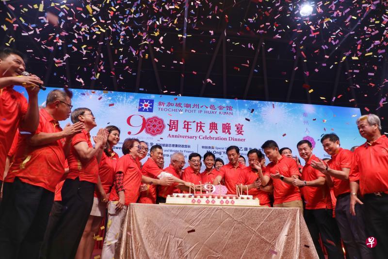 副总理兼财政部长王瑞杰（右八）和教育部长王乙康（右六）为八邑会馆90周年庆生。同在台上的还有会长曾建权（右九）、永远名誉会长兼会务顾问郭明忠（右七）、署理会长吴木兴（右五），文化、社区及青年部高级政务次长马炎庆（右四）、三巴旺集选区议员林伟杰医生（右三）和财政沈茂强（右二）等人。（林国明摄）