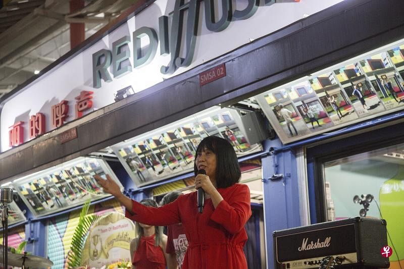 丽的呼声主席张美香在牛车水街道透明播音站启动仪式上致词。（特约胡惠颖摄）